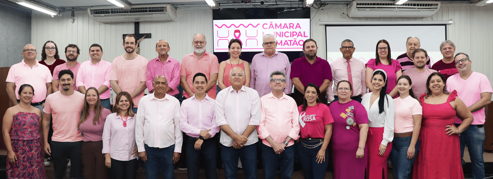 Vereadores e servidores da Câmara Municipal de Matão participaram do registro oficial da campanha Outubro Rosa