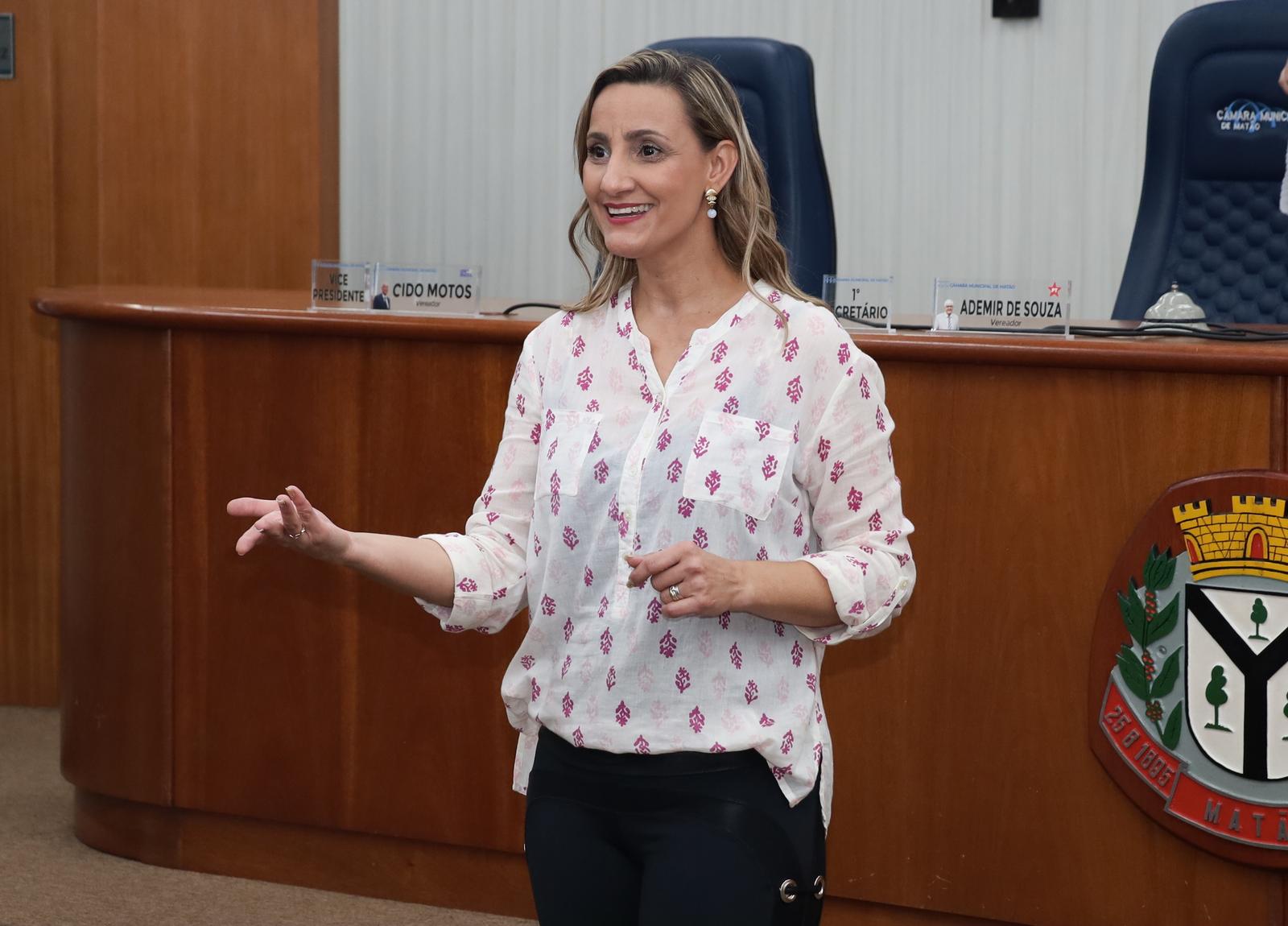 Psicóloga e palestrante Michelle Monezi Gonçalves conduziu palestra sobre autocuidado e saúde da mulher na Câmara de Matão