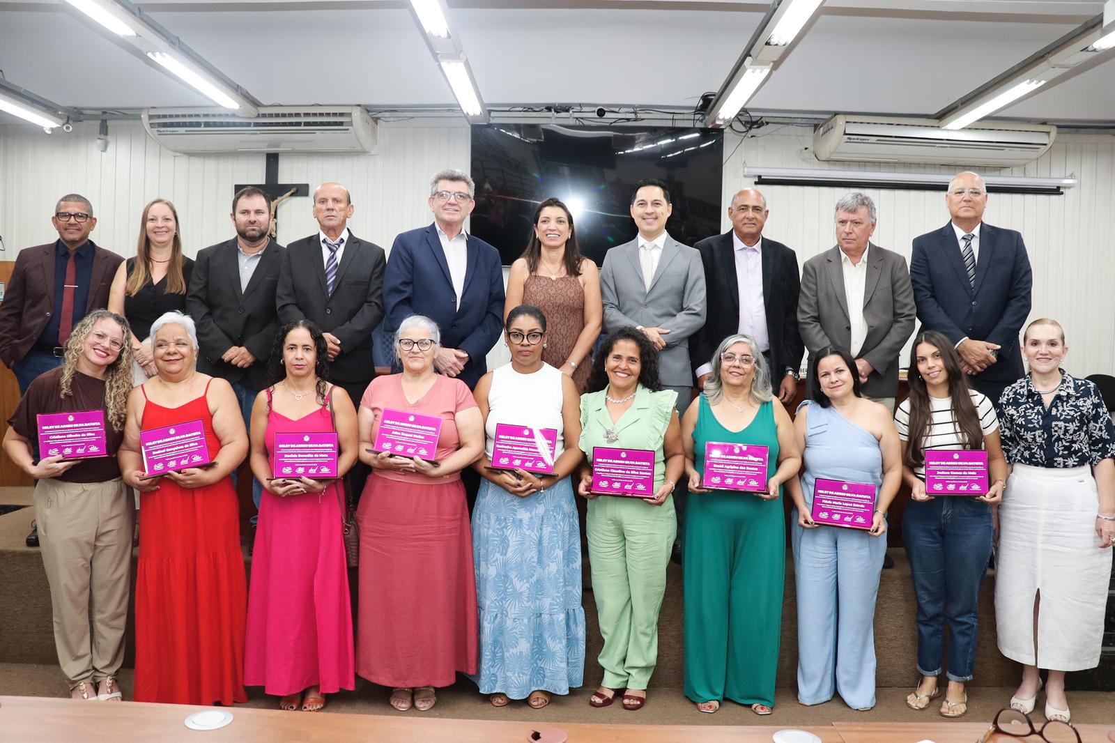 Câmara entregou o Certificado Heley de  Abreu Silva Batista às homenageadas