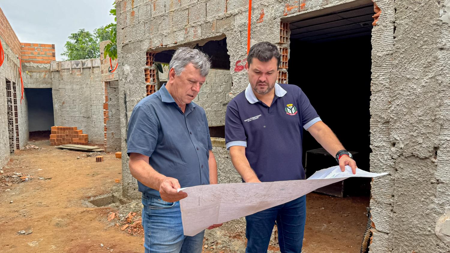 Com o projeto em mãos. O prefeito Cido Ferrari e o secretário Enio Langhi estiveram na obra para acompanhar o andamento e a qualidade dos trabalhos