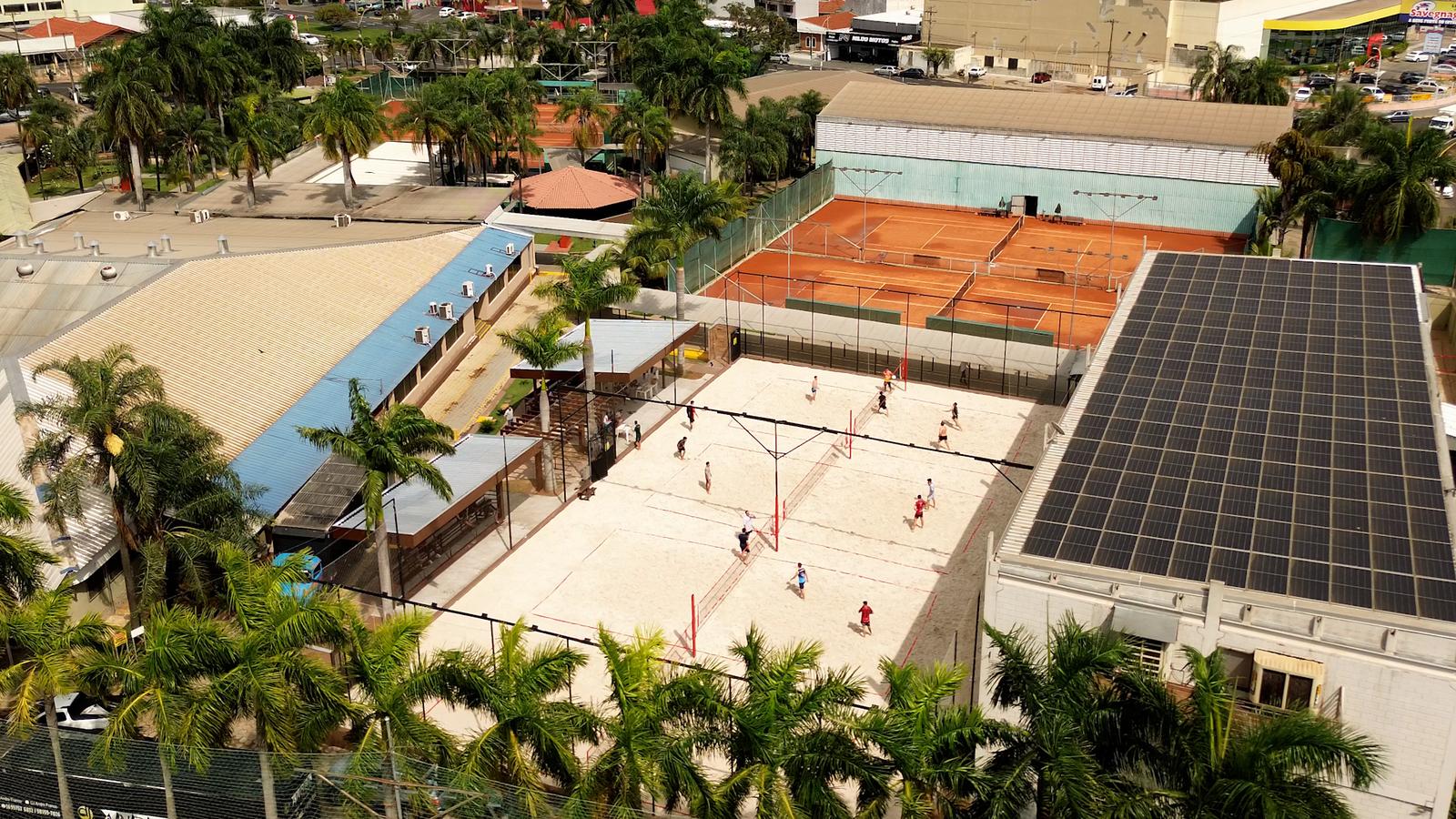 Vistas de cima. As quatro quadras de areia e a arquibancada nova permitem maior dinâmica nas partidas e mais conforto para jogadores e espectadores
