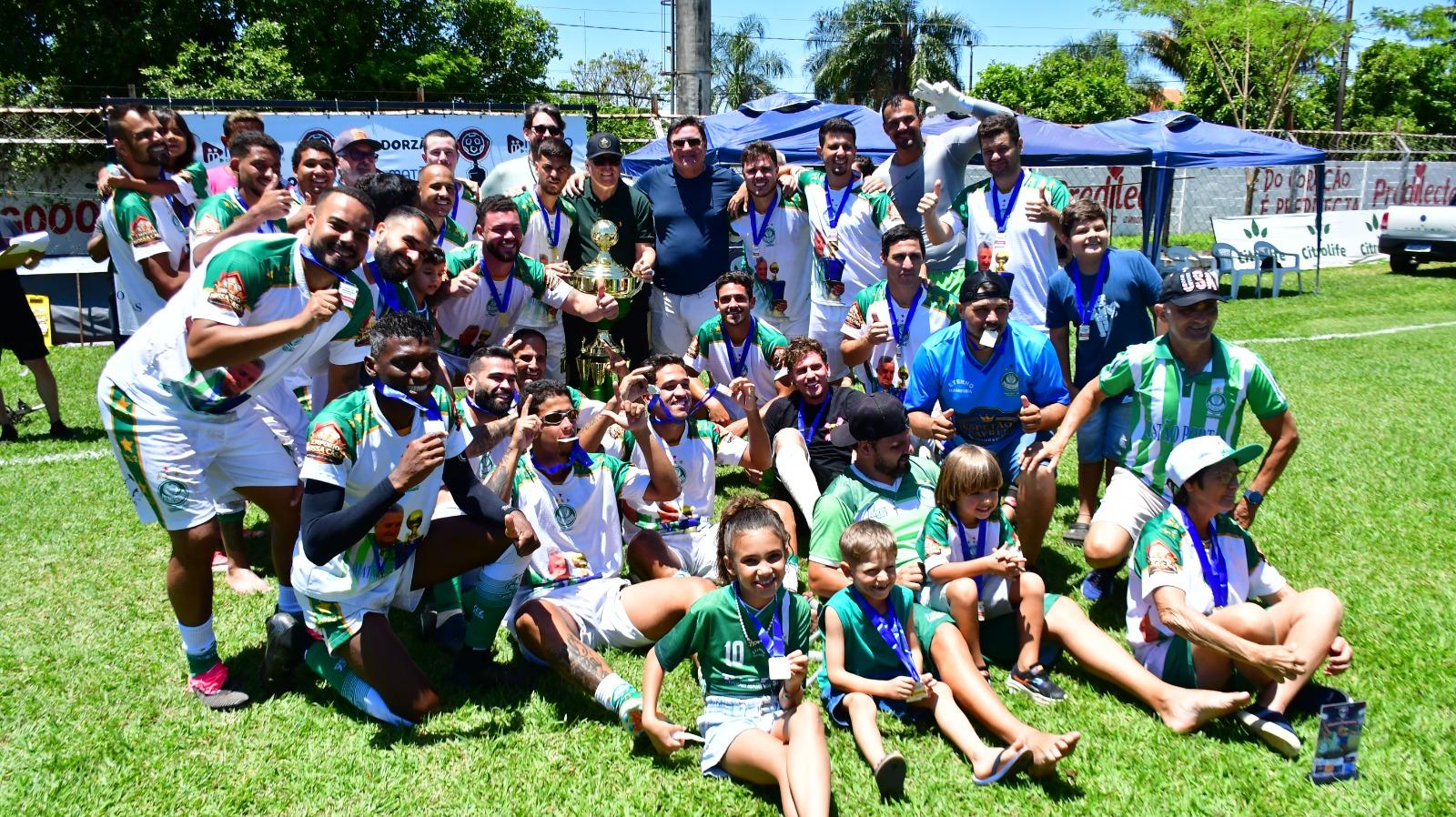 Festa de campeão. Atletas e dirigentes do Palmeirinha comemoraram a conquista do título do Amadorzão ‘Vale Pereira’ - Primeira Divisão, na manhã do domingo (18)