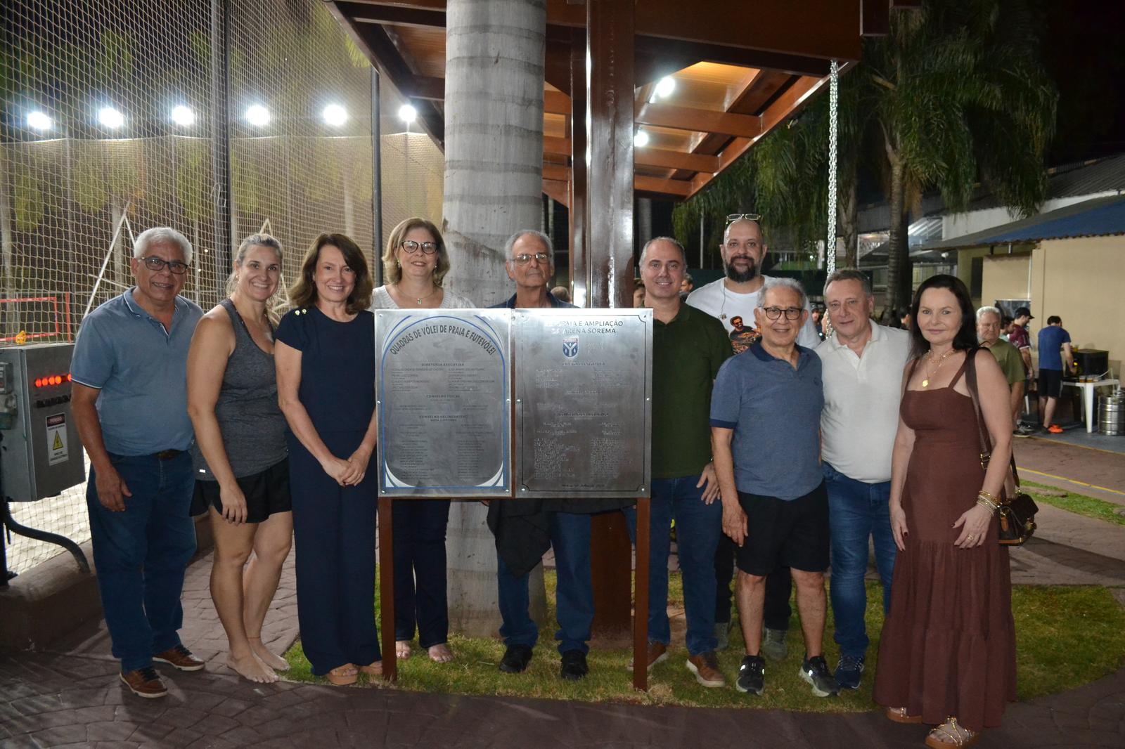Diante das placas. Luiz Cardoso, Angela Arroyo, Claudia Bellini, Magda Silva, Reinaldo Panegocci, Paulo Caruzo, Juliano Rossi, Pedro Correia, Carlos Fecchio e Daniela Malagoli