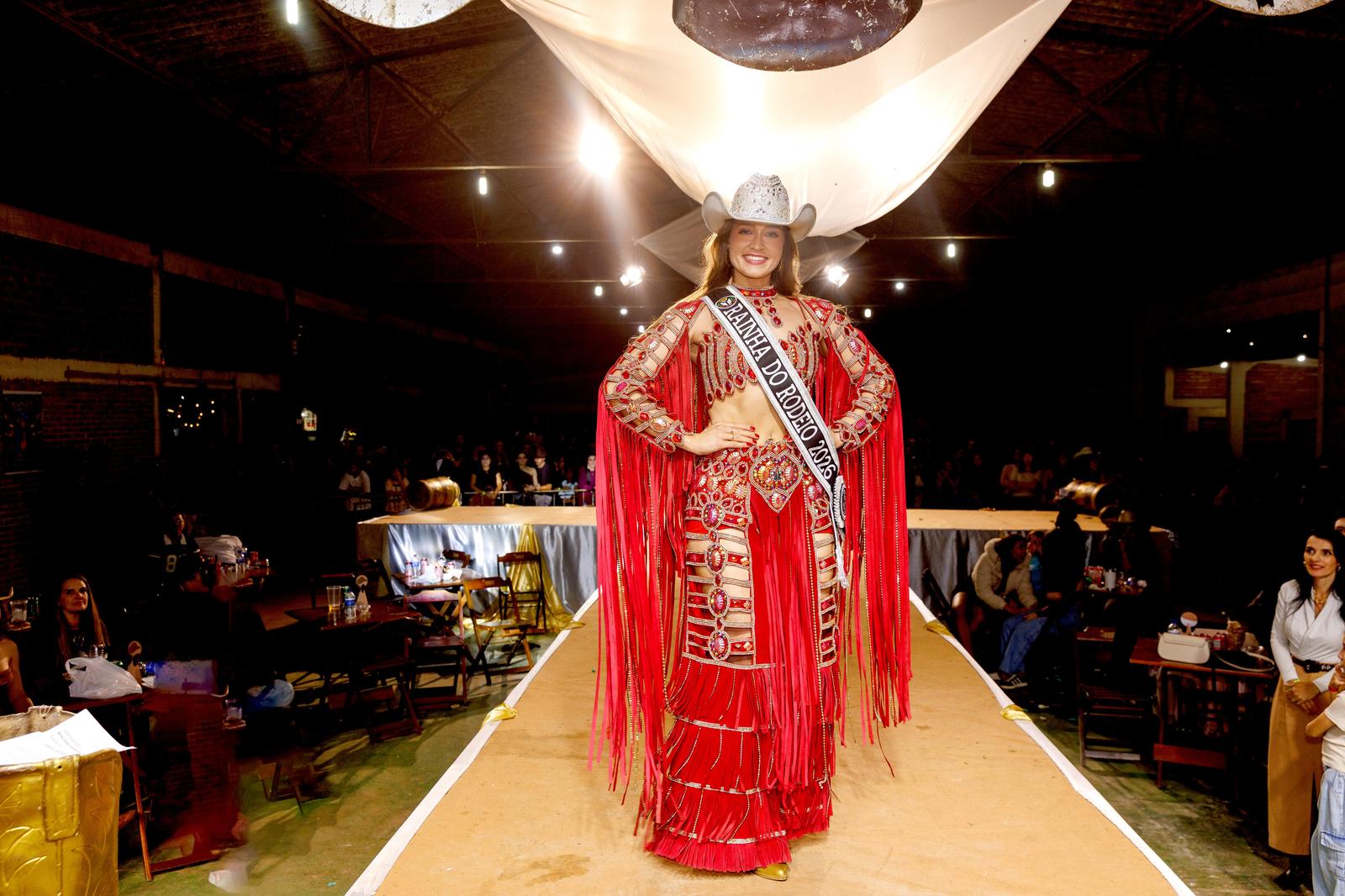 Coroada. Cássia Michele foi eleita Rainha do Rodeio da Festa do Peão de Matão 2026